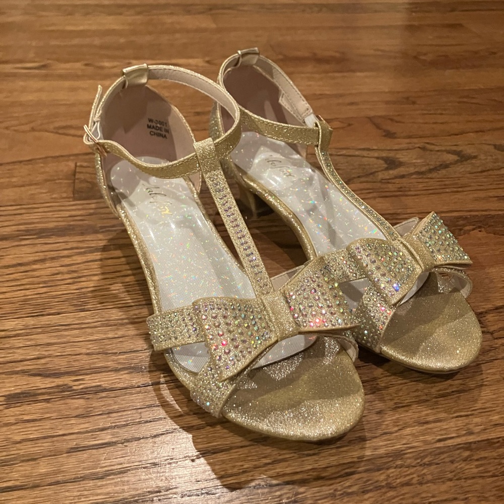 Elegant Gold Girl’s Sandals with Bow